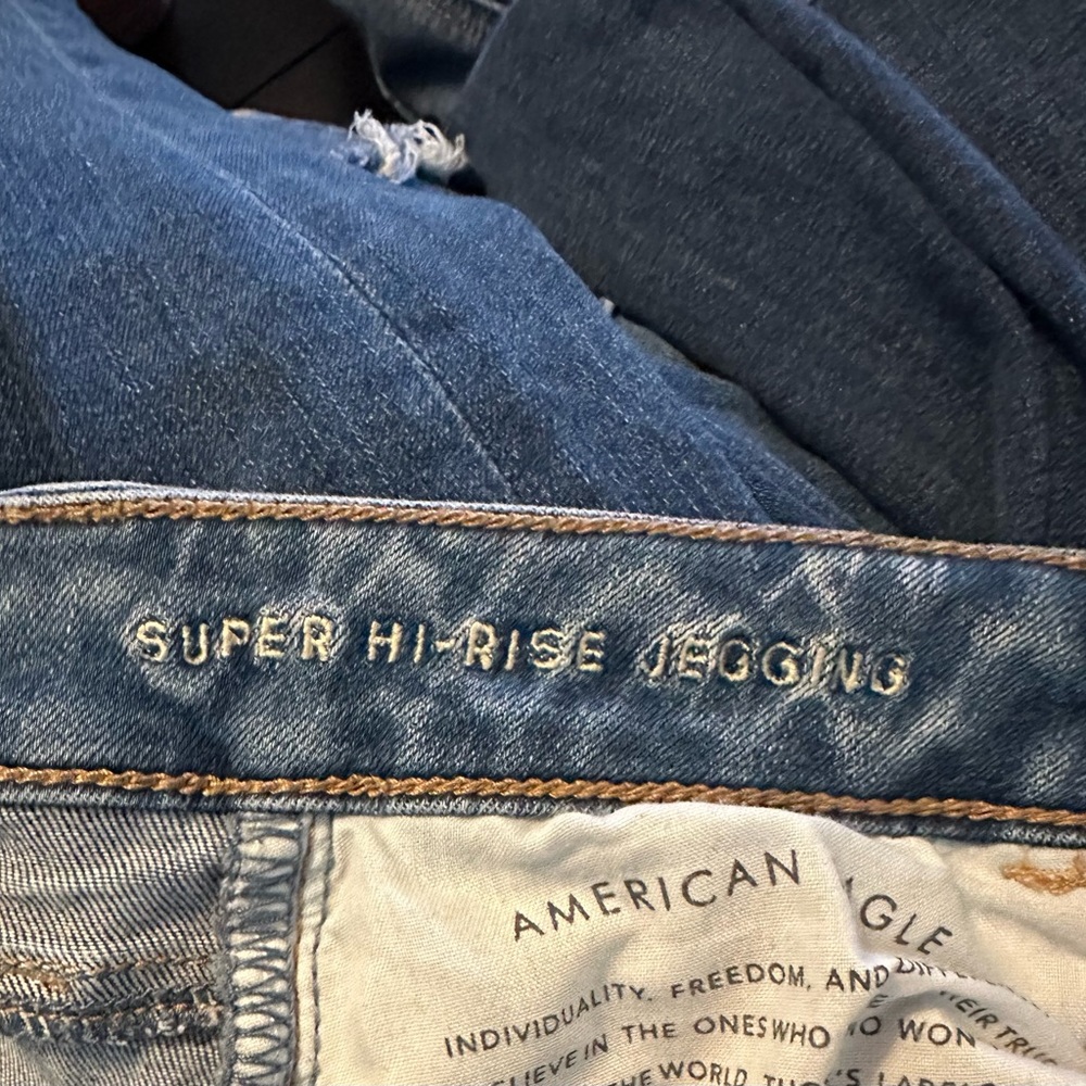 American Eagle Outfitters - Picture 10 of 10